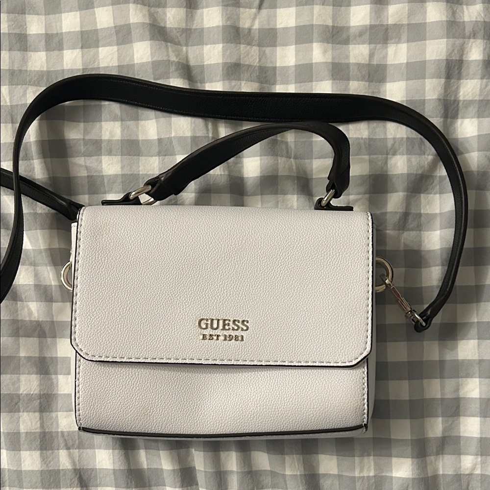 Guess Elegant White and Black Crossbody Bag